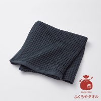 深灰色格紋毛巾，角落有日文標誌