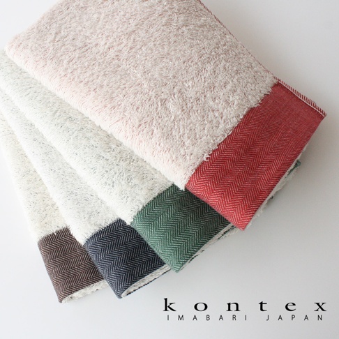 四條堆疊的今治長纖有機棉斜紋毛巾，顏色分別為淺粉紅、白色、深藍、墨綠與咖啡棕，皆帶有精緻的魚骨紋滾邊。