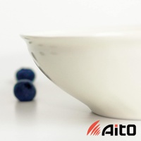 Ciel 美濃燒淺碗，米白色釉彩，碗身外側有黑色細點裝飾，搭配兩顆藍色漿果，背景為白色。