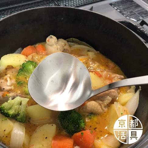 不鏽鋼萬用料理大勺，勺身為銀色，呈現食物的燉煮畫面，有雞肉、馬鈴薯、紅蘿蔔、花椰菜和醬汁。