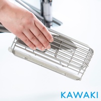 銀色金屬線編織的瀝水刀架，底部有淺灰色珪藻土吸水條，一隻手正握著刀架。