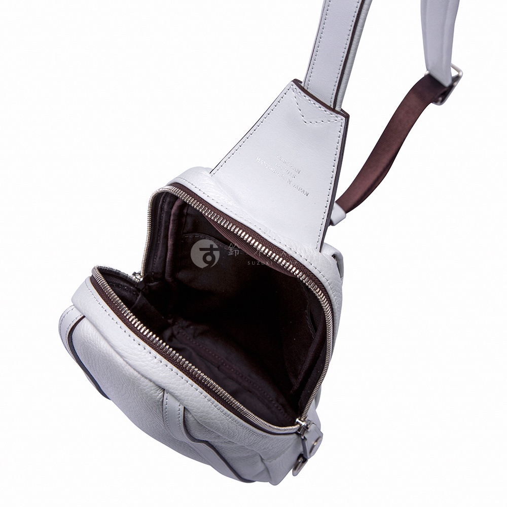 JETTER 隨身側背包 CJTE-021，淺灰色荔枝紋皮革材質，主體開口拉鍊設計，內襯深棕色，搭配一條深棕色織帶及淺灰色皮革肩帶，簡約實用。
