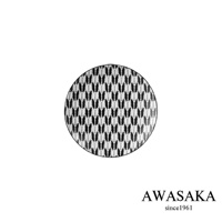 一個圓形的小碗，碗身覆蓋著黑白相間的箭羽紋樣，碗邊緣為黑色。