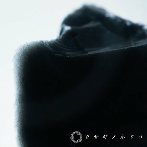 Sola cube 礦石立方塊，由黑色、光滑的黑曜石製成，呈現不規則的塊狀，表面有細微的紋理與反光。