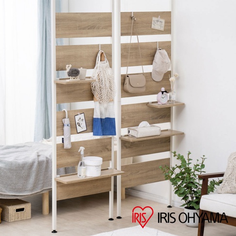 兩組頂天立地木質收納架，淺木紋色，附有層板及掛勾，架上展示有網狀購物袋、小包、帽子、裝飾品、雨傘、噴霧瓶、紙巾盒及裝飾植物。