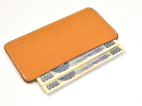 千円札を10枚入れた状態です。
※一万円札に関しましては、サイズの関係上沢山入れることは難しくなります。