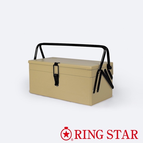 米色金屬工具盒，配有黑色提把和鎖扣，設計簡潔，適合收納各式工具。