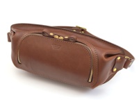 職人手作皮革拉鍊旅行斜背包，採用光滑棕色皮革製作，設有黃銅色拉鍊和金屬扣環，設計簡潔實用。