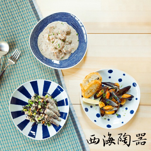 波佐見燒藍玉紋三件式主食盤，盤身為陶瓷材質，以藍色線條或圓點圖案裝飾，盛裝著奶油燉雞、涼拌小魚佐蔬菜沙拉以及香蒜貽貝佐麵包等料理。