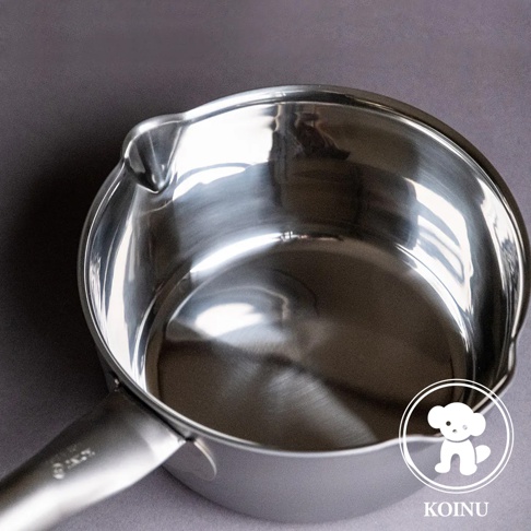 一個銀色三層不鏽鋼雪平鍋，鍋緣有導流口，鍋柄連接處穩固。