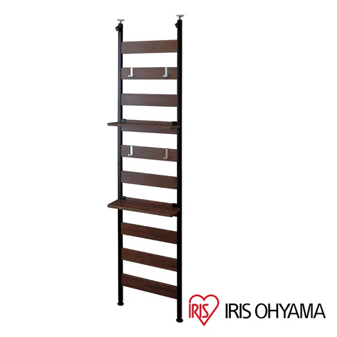 頂天立地收納掛架，黑色金屬支架搭配深棕色木紋層板，設有兩層置物台及四個掛鉤，簡約實用，適合各式居家空間。