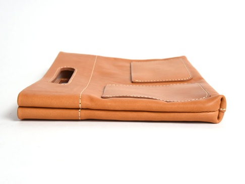 職人手作皮革橫式收納袋中袋，淺棕色皮革材質，縫線精緻，設有手提開口及兩個方形外袋。