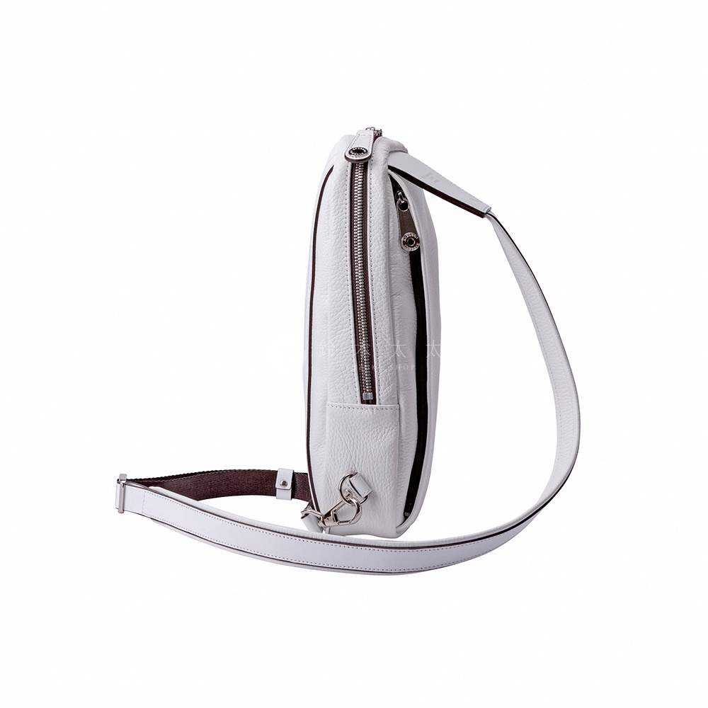 JETTER 隨身側背包 CJTE-021，白色荔枝紋皮革，正面有拉鍊口袋，側邊附有可調節的肩帶及金屬掛環。