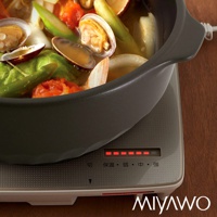 IH系列7號導熱加強型陶土湯鍋1.8L，漸層可可黑色，鍋內盛有蛤蜊、蔬菜及番茄等食材，下方為帶有溫度顯示燈的電磁爐。