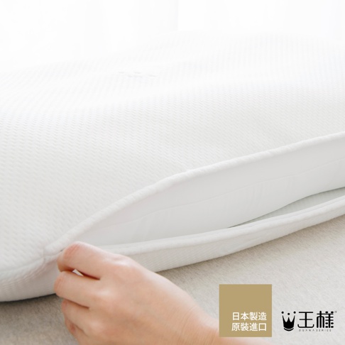 白色天絲枕套，觸感柔軟，帶有細緻的織紋，拉鍊處露出枕芯內部。右下角有「日本製造 原裝進口」及「王樣」品牌標誌。
