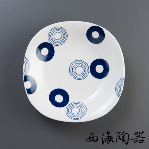 白色陶瓷沙拉盤，表面佈滿深藍色圓形圖案，包含實心圓和同心圓線條。