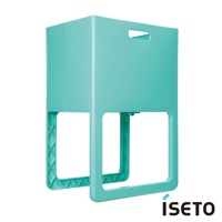 一個淺綠色的塑膠折疊高腳置物籃，兩側有方形開口，頂部有提把。