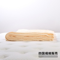 淡黃色舒芙蕾透氣涼被，無棉款，材質輕薄，表面有細緻的舒芙蕾織紋，疊放於白色床墊上。