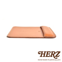 職人手作皮革滑鼠墊 KZ-2，採用天然皮革材質，呈現柔和的淺棕色調，邊緣車縫線清晰，一側有皮革捲邊設計，適合搭配各式電腦使用。