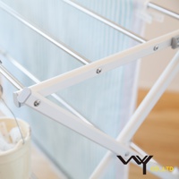 WY 品牌菱形多桿晾曬架的細節，展示了白色支架與金屬晾桿，下方有一個用於放置衣物的淺黃色水桶。