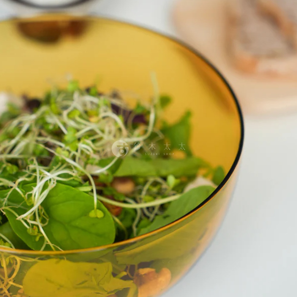 LAGOM 清透復古圓潤點心碗-L，琥珀色，圓潤造型，盛裝著生菜沙拉，碗身由透明材質製成，光線穿透顯現溫潤質感。