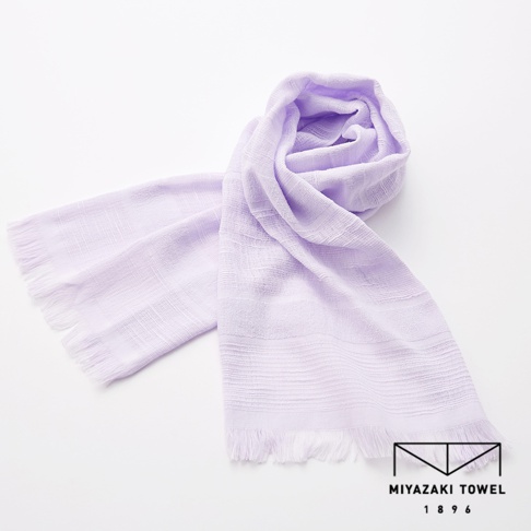 一條淡紫色今治匹馬棉經典圍巾，材質輕柔，織紋細膩，兩端帶有流蘇。