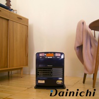 皇家紫電子式煤油暖氣機，帶有數位顯示螢幕和多個操作按鈕，機身正面有散熱柵欄，置於淺色木質地板上。