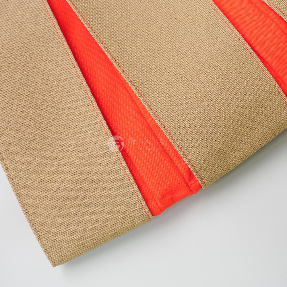 京都職人手作ougi棉帆布兩用扇形托特包，以卡其色帆布拼接鮮豔橘色內裡，呈現簡約對比設計，材質為棉帆布。