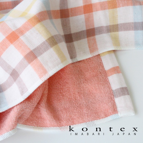 KONTEX IMABARI JAPAN 馬德拉斯格紋毛巾，一邊是橙粉色絨毛，一邊是淺色格紋，綴有細緻的品牌標誌。