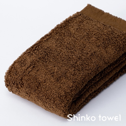 MAISON BLANC 輕奢柔膚匹馬棉浴巾，深棕色，材質柔軟，觸感蓬鬆，邊緣有毛巾織紋。