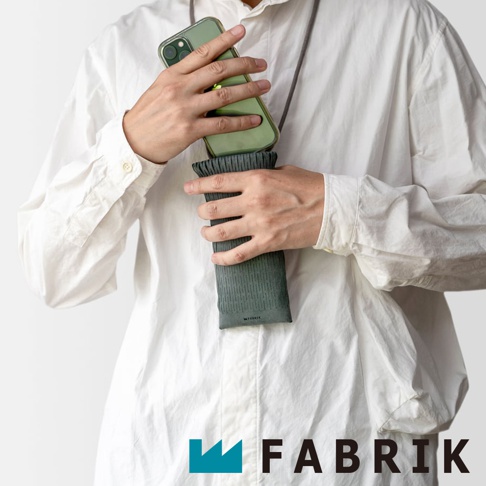 FABRIK 品牌 logo 及隨身手機包，搭配 iPhone。