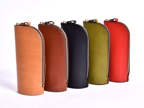 五款職人手作皮革直立式收納筆袋，顏色分別為淺棕、深棕、黑色、橄欖綠、紅色。皆為拉鍊開合設計，皮革材質，做工精緻。