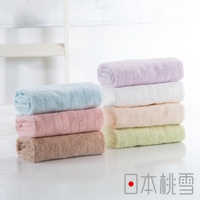 今治超長棉浴巾堆疊展示，包含淺藍、粉紅、淺棕、淡紫、白色、淺膚色及淺綠色，材質柔軟，質感細緻。