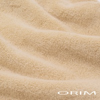 今治毛巾材質的淺米色吸水桑拿風頭巾，質地柔軟蓬鬆，有著細緻的毛圈。