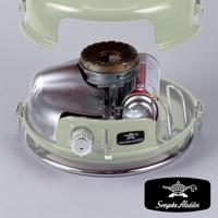 淺綠色卡式瓦斯暖爐，配備銀色金屬燃燒器和瓦斯罐，側面有火力調節旋鈕與「Sengoku Aladdin」品牌標誌。