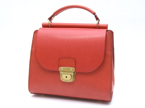 紅色皮革手提包，有翻蓋和金色鎖扣，頂部有提把。