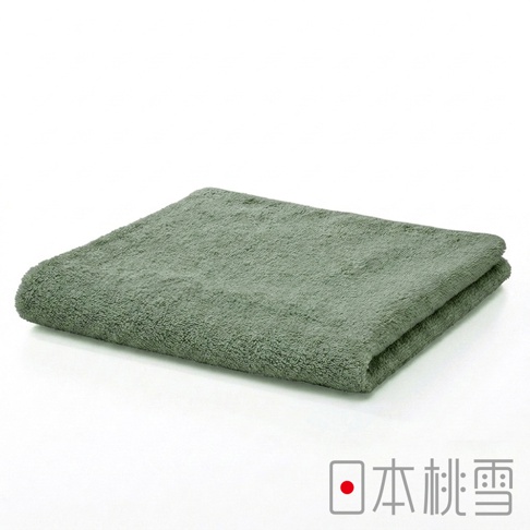 一張對折擺放的日本桃雪精梳棉飯店毛巾，呈現低調優雅的灰綠色，其柔軟的毛圈質感細膩，右下角印有日本桃雪的品牌標誌，整體造型簡約且富有厚實質感。