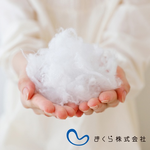 雙手捧著一團蓬鬆、輕盈的白色填充物，材質類似羽絨或棉絮，呈現柔軟的質感。