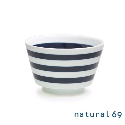 海軍風條紋丼碗，白色碗身搭配深藍色水平條紋，底部有白色底座。