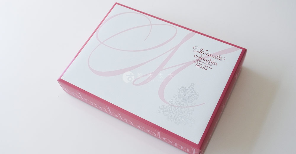 Colombin 綜合巧克力夾心餅乾禮盒，粉色包裝綴有金色皇冠圖案和品牌字樣