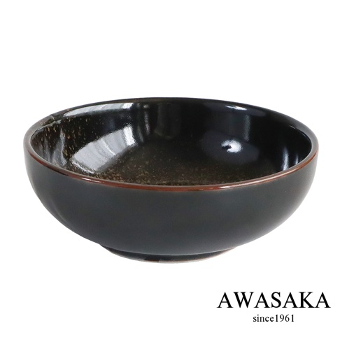 AWASAKA 粟坂 Terre Glaze 多用途寬口湯碗，外觀呈現沉穩的深色釉面，碗口邊緣帶有細緻的焦褐色線條，內部展現出深淺交織的質樸自然光澤，整體設計簡約典雅且具備陶器厚實質感。