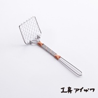 不鏽鋼豆腐杓，網狀濾網，銀色金屬材質，銅色線條纏繞手柄，簡約設計，適合撈取豆腐或小型食材。