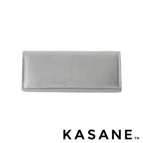 北海道KASANE職人手作義大利Sibilla皮革長夾，淺灰色，搭配白色縫線，背面有品牌縮寫TH