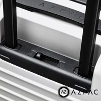 AZPAC 品牌的行李箱，黑色輪組和煞車鎖。