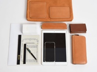 収納例。A4用紙、A5ノート、メモ帳、充電器、スマートホン(i-Phone SE2)、タブレット(i-Pad)、トレー式ペンケース(KP-5)、名刺入れ(KV-24)、ファスナー長財布(WL-58)。