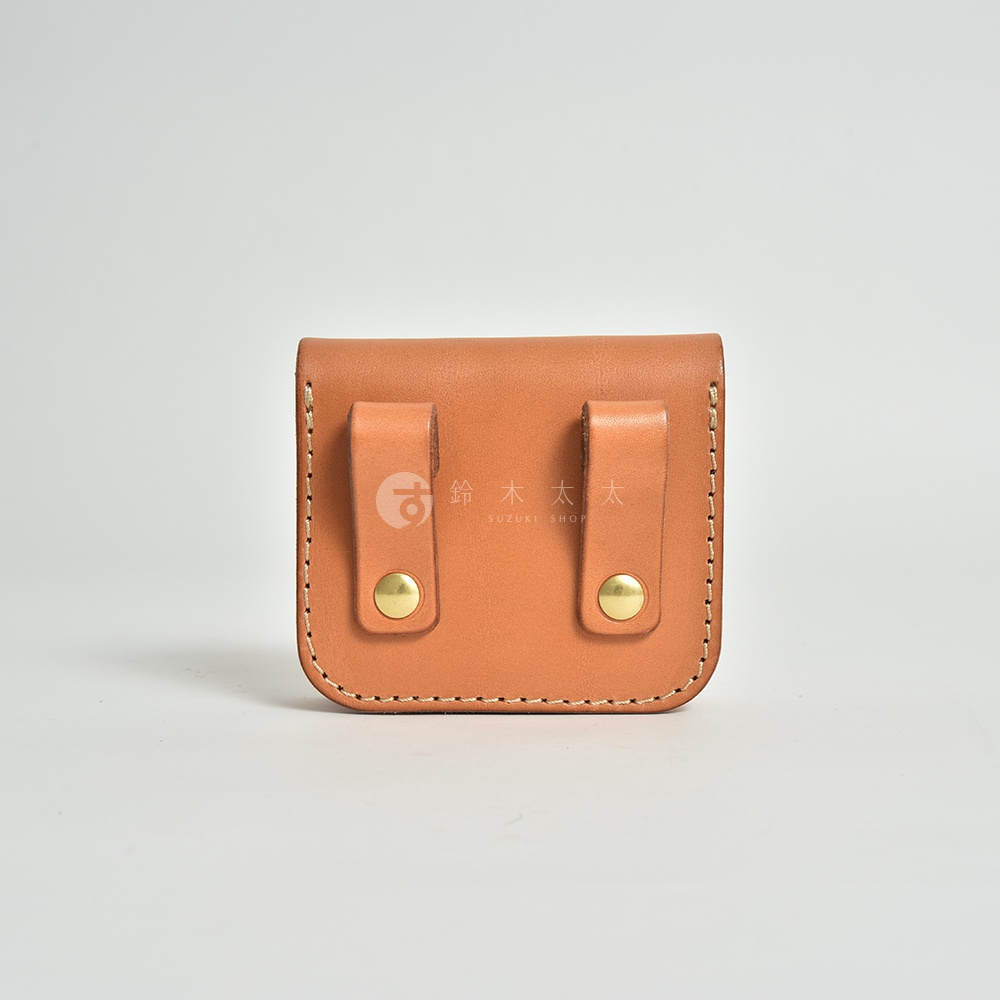 職人手作經典腰包，淺棕色皮革材質，設有兩個皮質掛環，以黃銅卯釘固定，車線明顯。