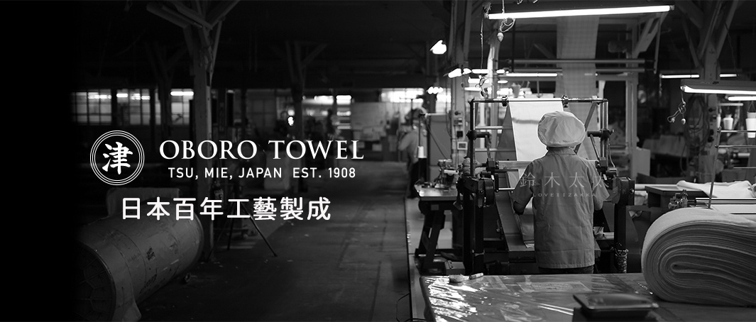 三層紗純棉寶寶裹身毯，共三色，圖片為生產線場景，工人正在操作機器，背景有卷狀的純棉布料。