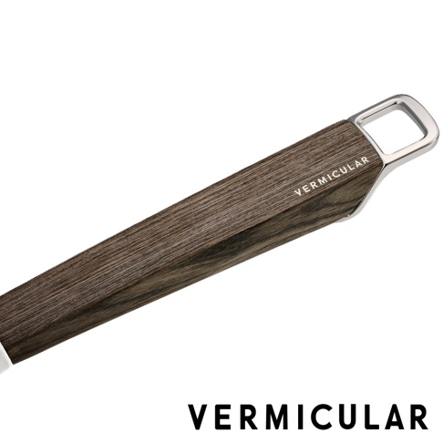 這是一張 Vermicular 品牌的廚具把手特寫照片，呈現細緻的深色木紋質感與銀色金屬掛環，把手側面清晰刻有 Vermicular 品牌字樣。