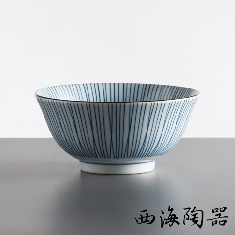 波佐見燒職人手繪系列五件式粥碗，以藍色細線條紋裝飾，碗身呈弧形，底部有白色底座，材質為陶瓷。