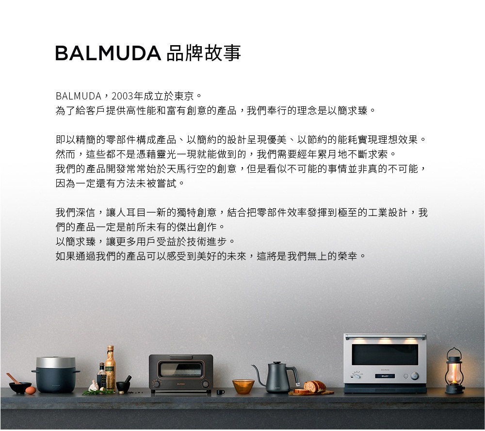 The Toaster Pro 蒸氣烤麵包機 專業版 K11C-SE 呈現銀色、黑色兩款，設計簡潔，烤箱上方有品牌標誌，旁邊擺放著咖啡杯、茶壺、麵包和燈具。